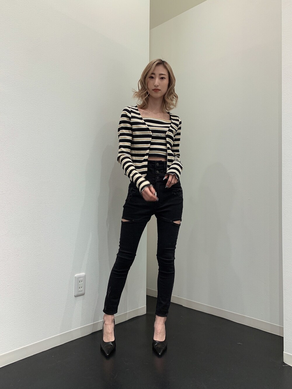 その他のTシャツ/カットソー、ブラック系のデニムパンツ、ブラック系のパンプスを着用したレディースの春コーディネートの3枚目の写真