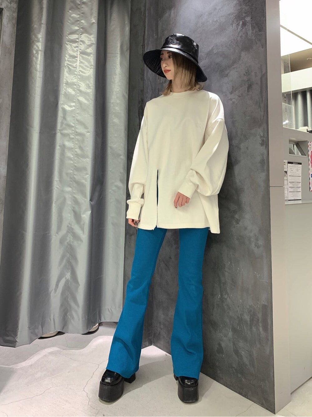 ブラック系のローファー、ホワイト系のTシャツ/カットソー、ブルー系のその他パンツを着用したレディースの冬コーディネートの2枚目の写真