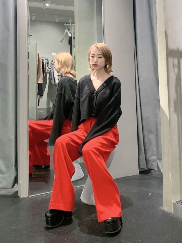 ブラック系のカーディガン/ボレロ、レッド系のその他パンツ、ブラック系のブーツを着用したレディースの秋コーディネートの2枚目の写真