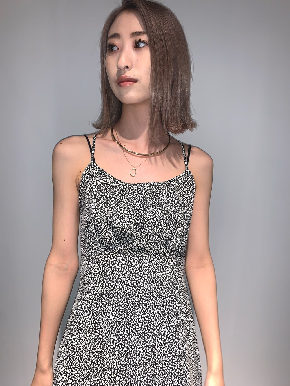 ブラック系のキャミソール、その他のワンピース、ブラック系のサンダルを着用したレディースの春コーディネートの3枚目の写真