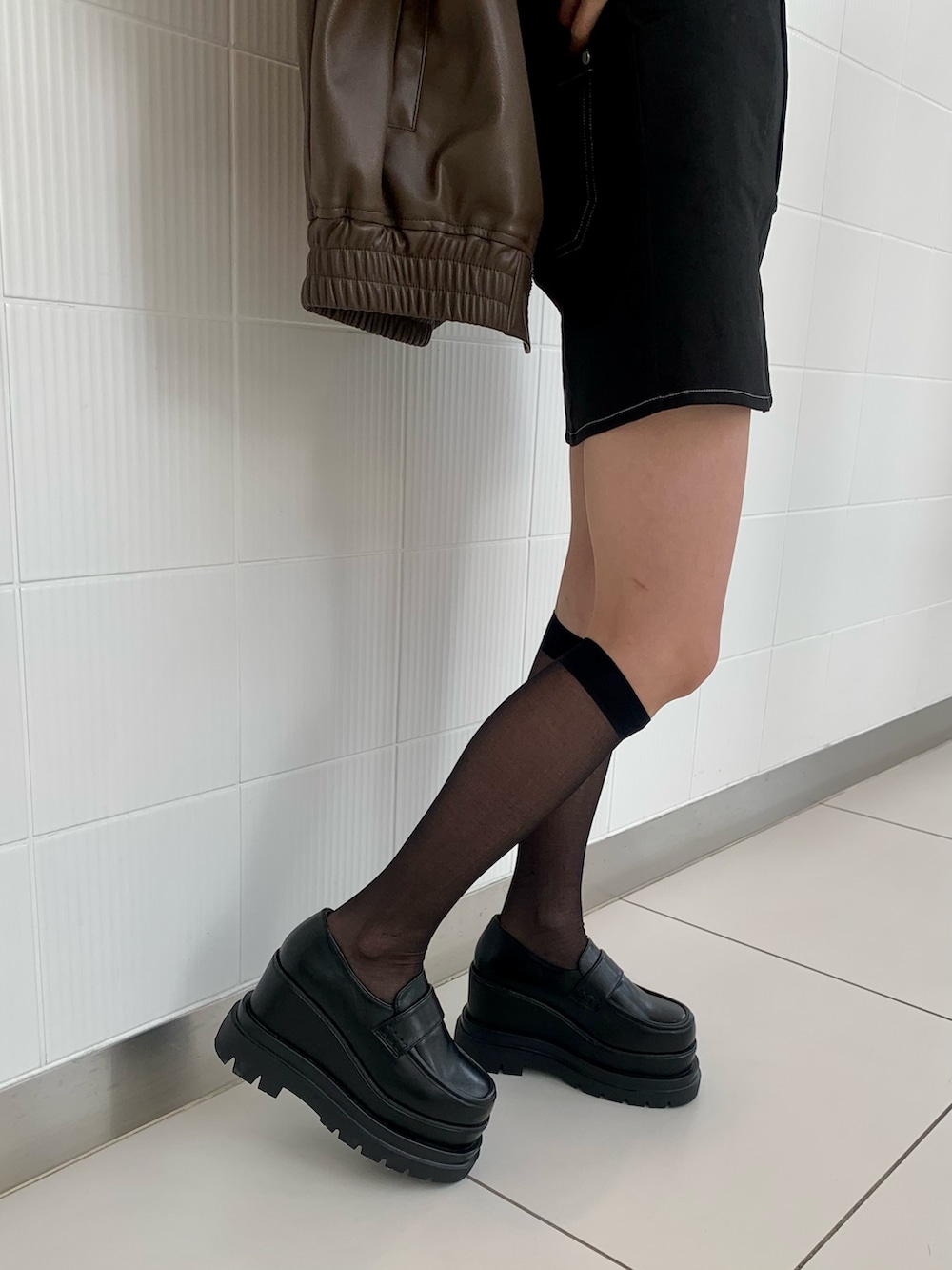 ブラウン系のブルゾン、その他のニット/セーター、ブラック系のスカートを着用したレディースの冬コーディネートの8枚目の写真