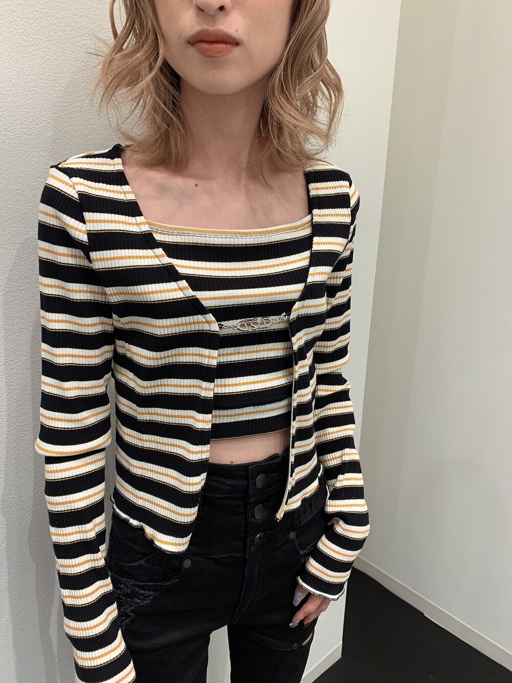 その他のTシャツ/カットソー、ブラック系のデニムパンツ、ブラック系のパンプスを着用したレディースの春コーディネートの7枚目の写真