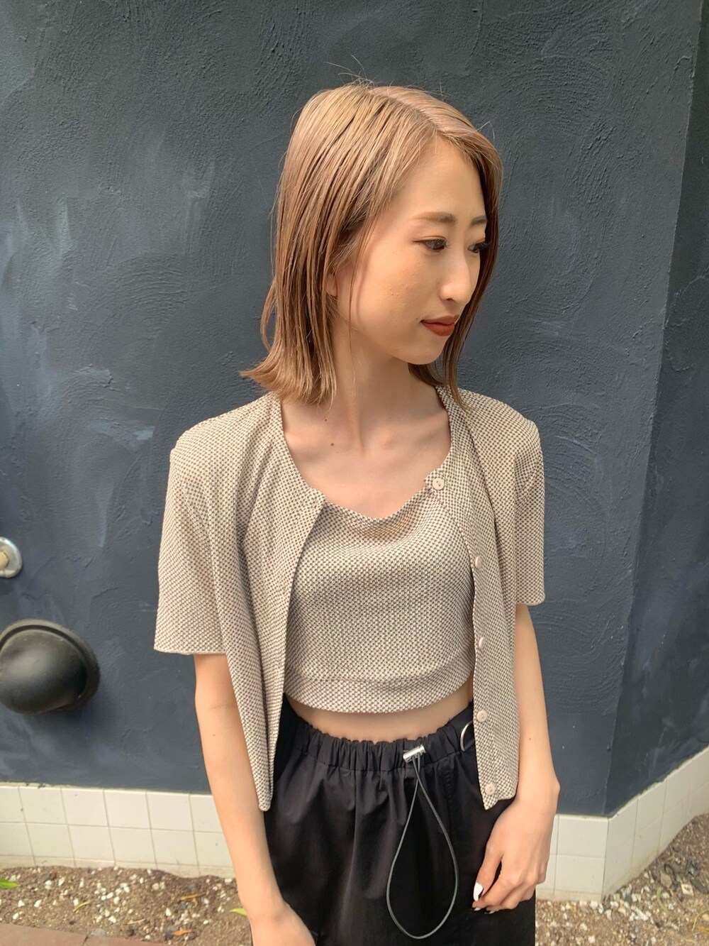 その他のアンサンブル、ブラック系のスカート、ブラック系のサンダルを着用したレディースの春コーディネートの6枚目の写真