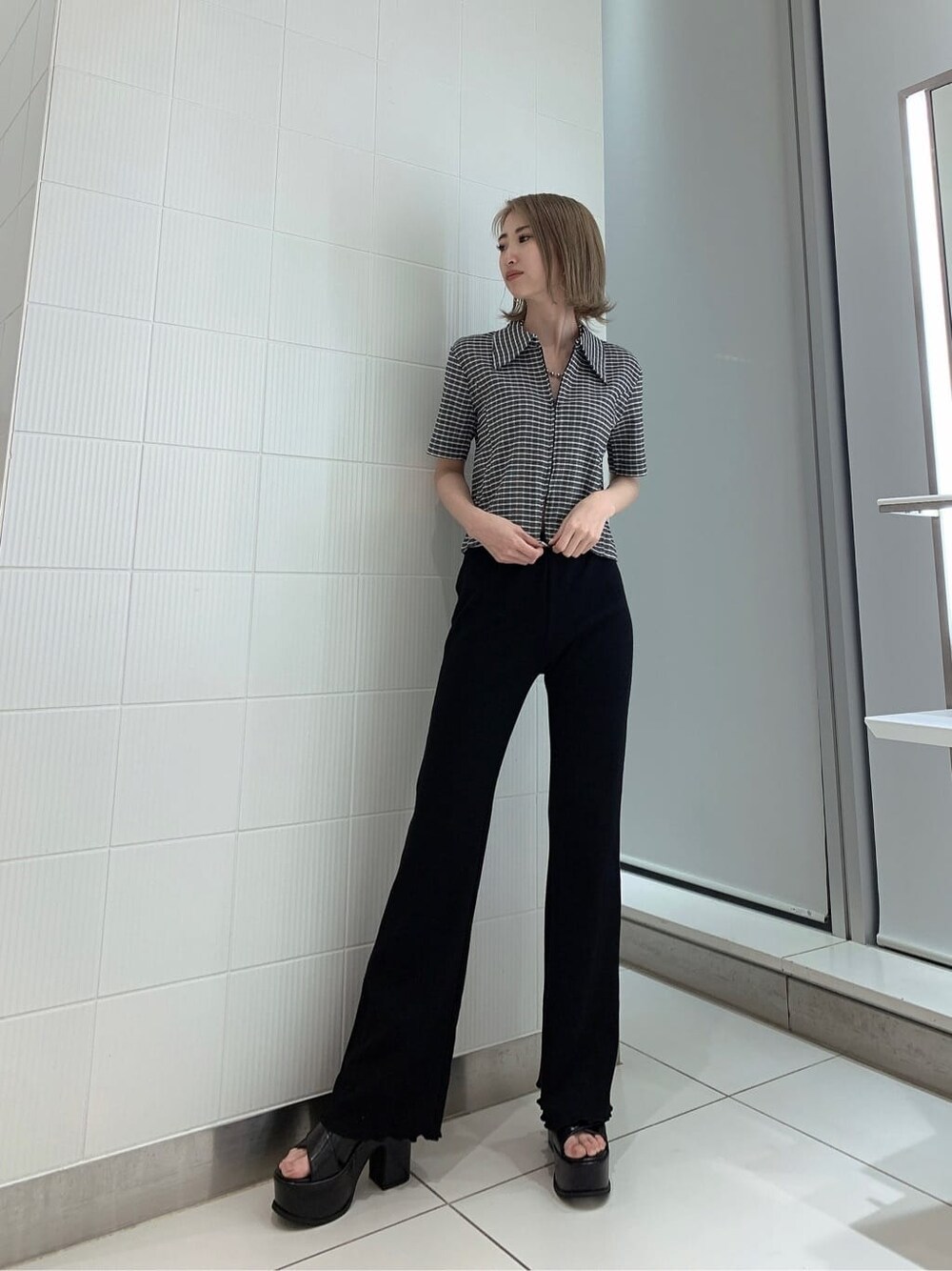 ブラック系のその他パンツ、その他のシャツ/ブラウス、ブラック系のサンダルを着用したレディースの春コーディネートの2枚目の写真