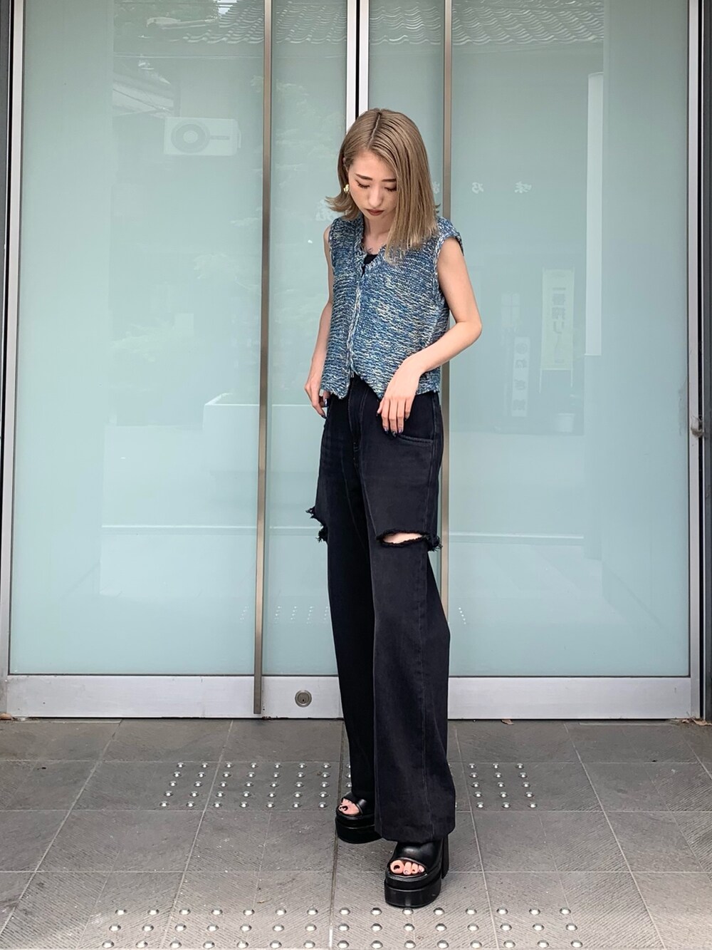 ブルー系のベスト、ブラック系のTシャツ/カットソー、ブラック系のデニムパンツを着用したレディースの夏コーディネートの3枚目の写真