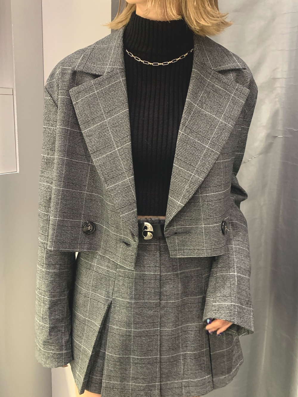 その他のスカート、その他のテーラードジャケット、ブラック系のニット/セーターを着用したレディースの秋コーディネートの5枚目の写真