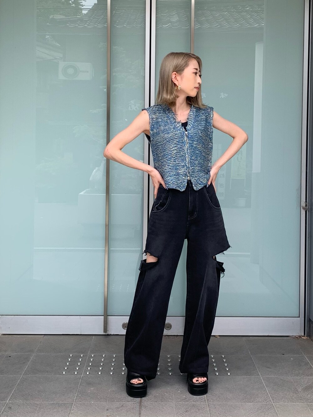 ブルー系のベスト、ブラック系のTシャツ/カットソー、ブラック系のデニムパンツを着用したレディースの夏コーディネートの2枚目の写真