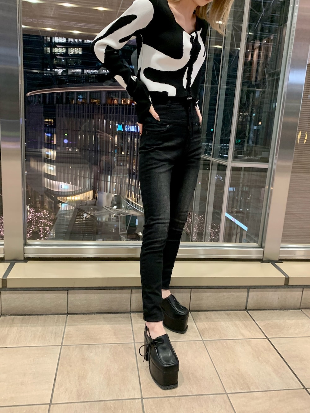 ブラック系のデニムパンツ、ブラック系のキャミソール、その他のニット/セーターを着用したレディースの冬コーディネートの6枚目の写真