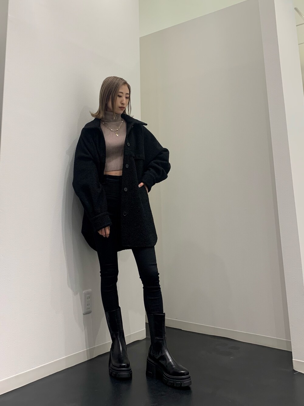 ベージュ系のニット/セーター、ブラック系のブルゾン、ブラック系のデニムパンツを着用したレディースの冬コーディネートの6枚目の写真