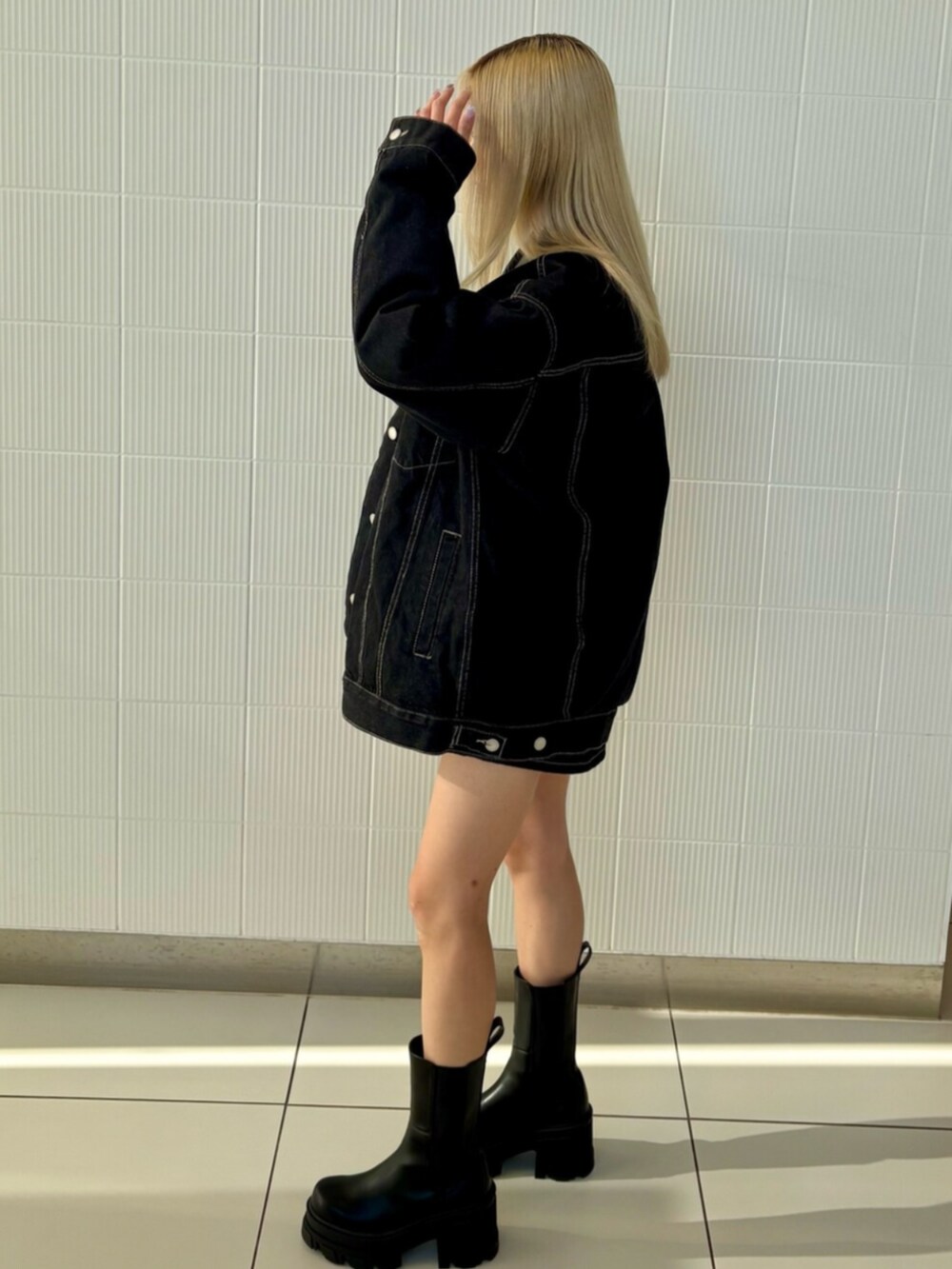 ブルー系のブルゾン、グレー系のニット/セーター、ブルー系のスカートを着用したレディースの冬コーディネートの3枚目の写真