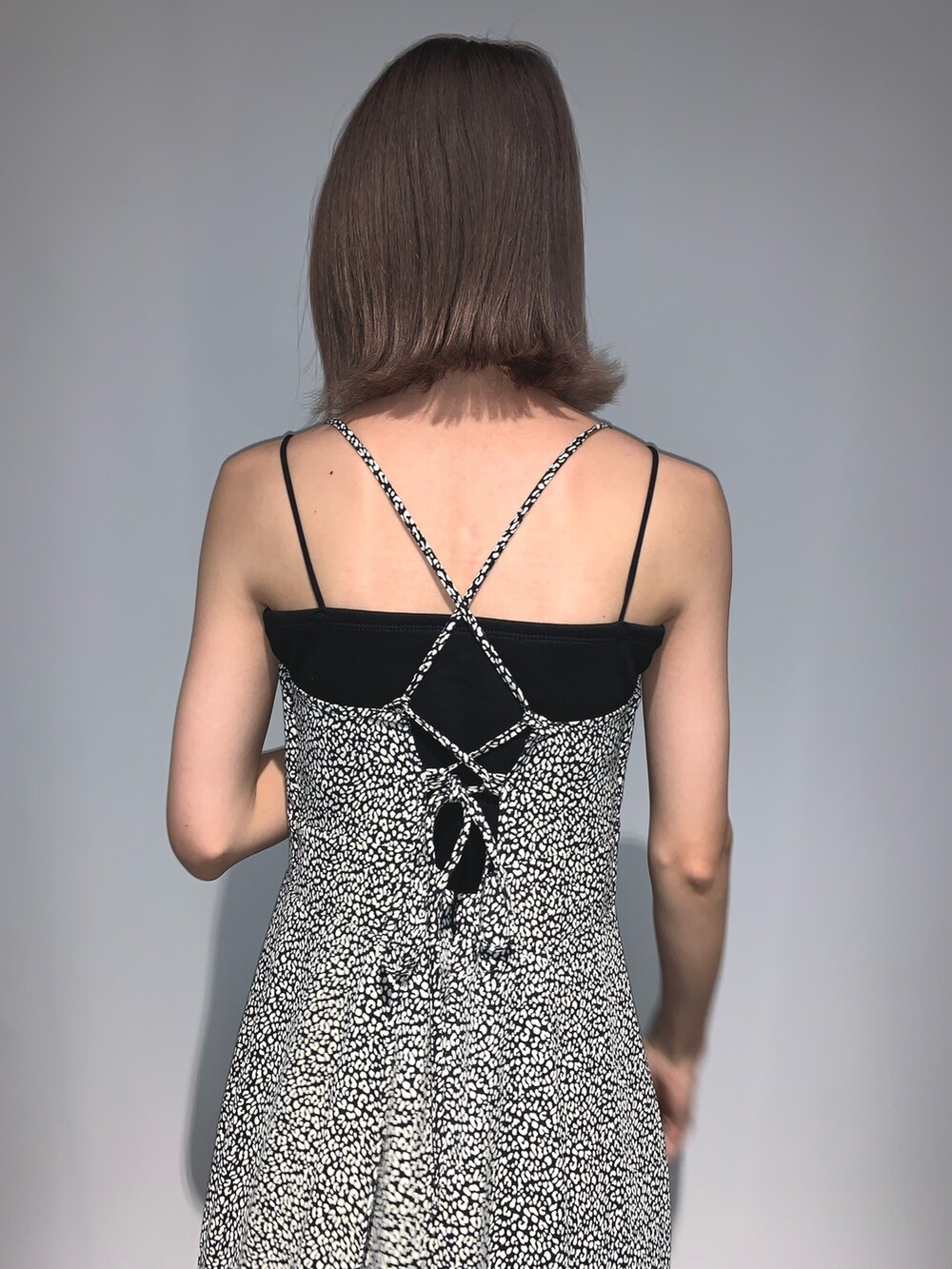 ブラック系のキャミソール、その他のワンピース、ブラック系のサンダルを着用したレディースの春コーディネートの5枚目の写真