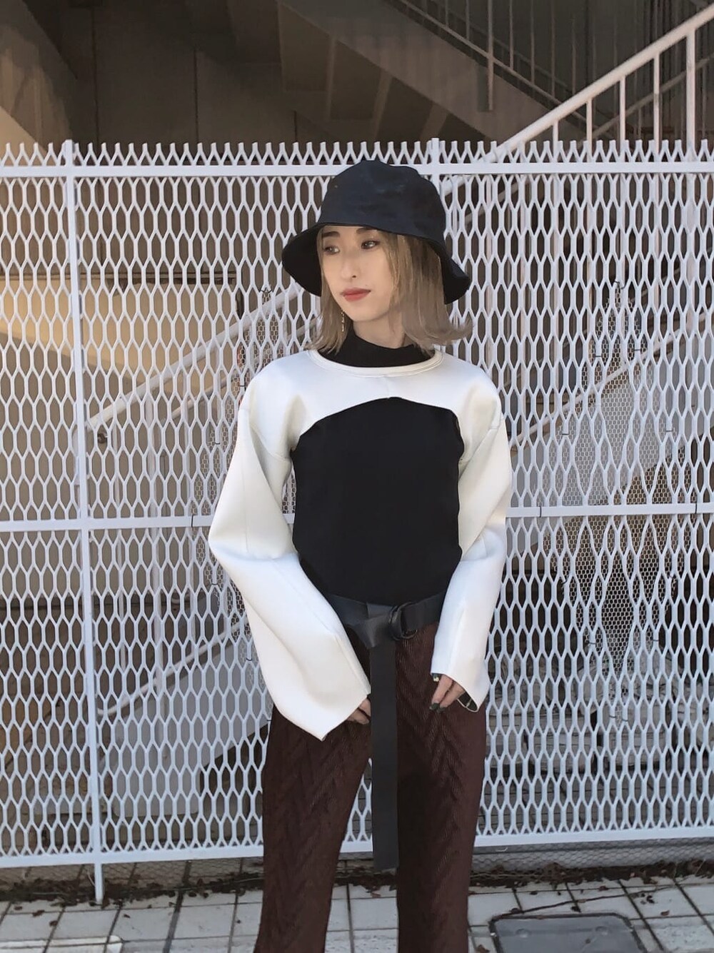 ブラウン系のその他パンツ、ホワイト系のTシャツ/カットソー、ブラック系のTシャツ/カットソーを着用したレディースの夏コーディネートの6枚目の写真