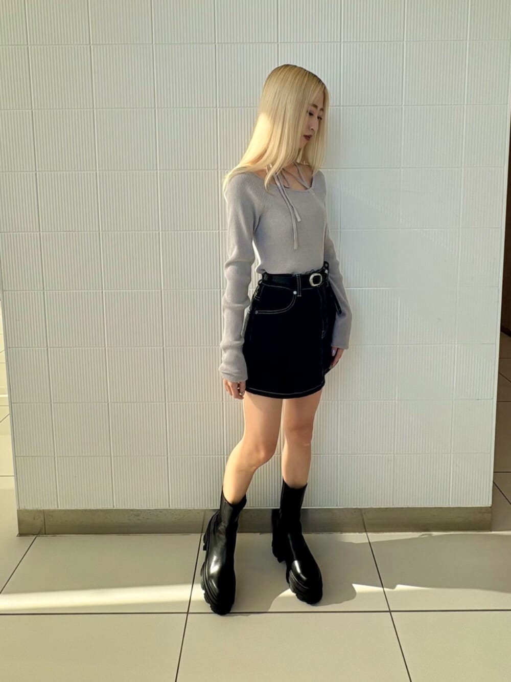 ブルー系のブルゾン、グレー系のニット/セーター、ブルー系のスカートを着用したレディースの冬コーディネートの8枚目の写真