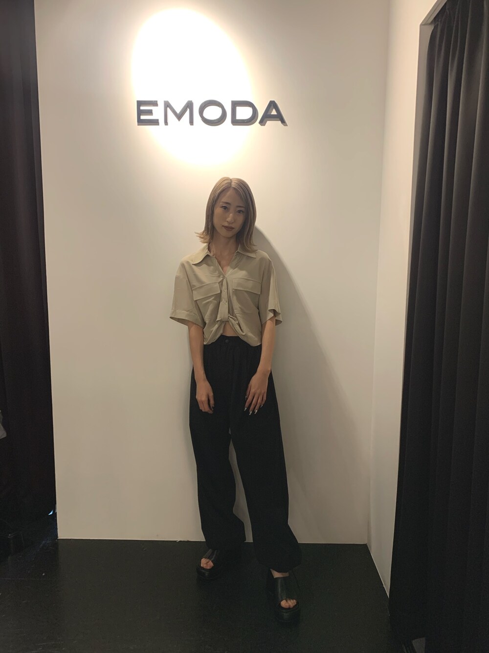 ベージュ系のシャツ/ブラウス、ブラック系のその他パンツ、ブラック系のサンダルを着用したレディースの春コーディネートの3枚目の写真