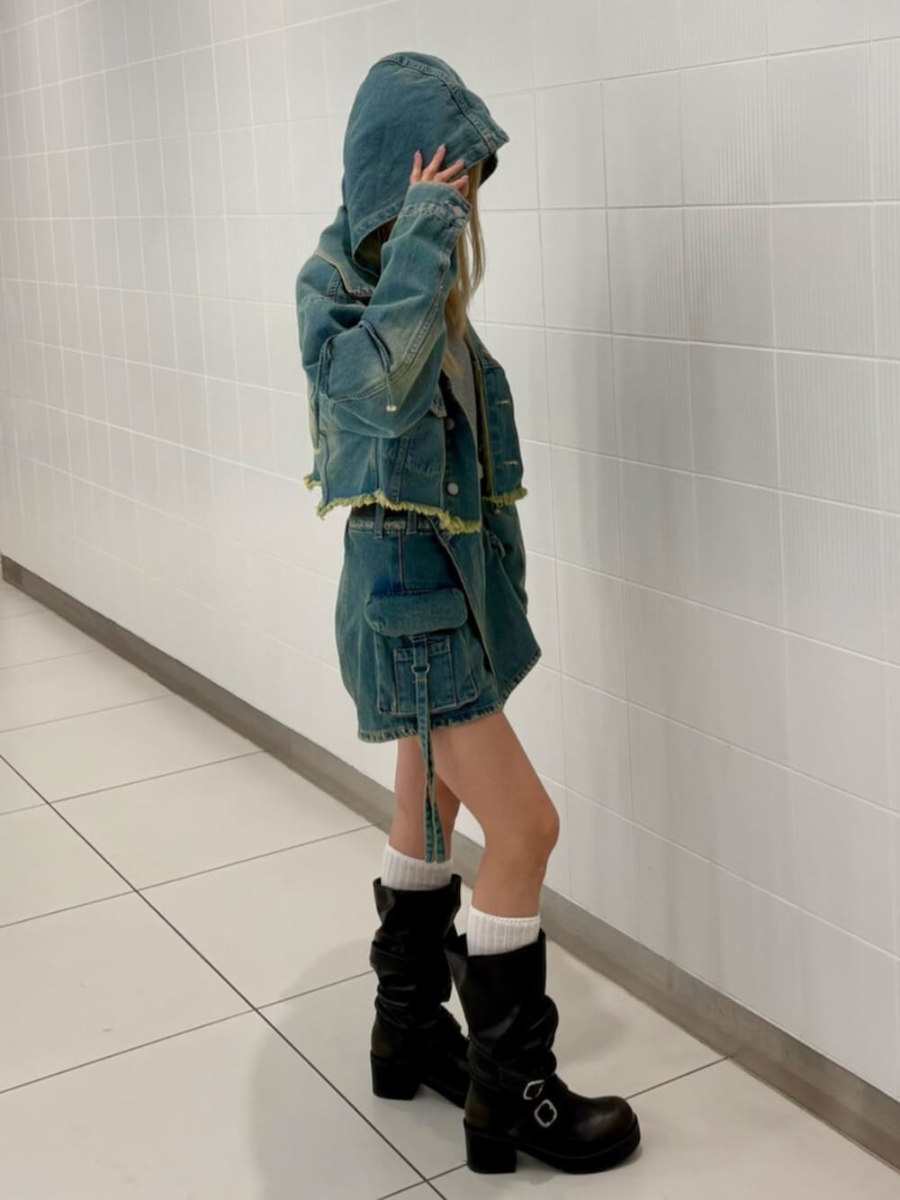 ブルー系のデニムジャケット、ブルー系のその他パンツ、グレー系のTシャツ/カットソーを着用したレディースの冬コーディネートの3枚目の写真