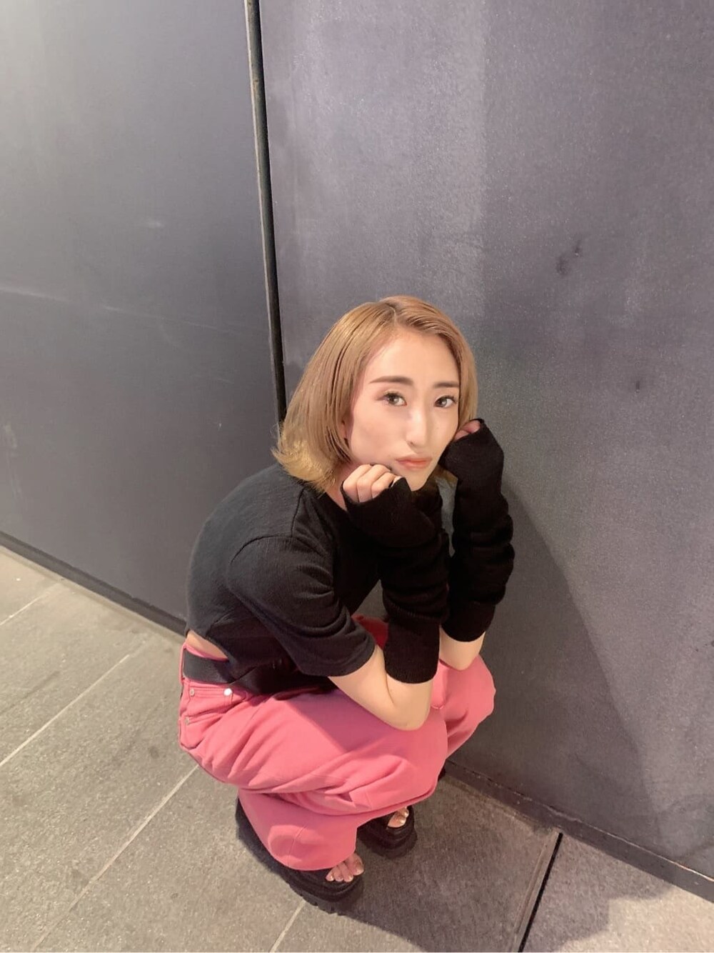 ピンク系のデニムパンツ、ブラック系のサンダル、ブラック系のTシャツ/カットソーを着用したレディースの夏コーディネートの7枚目の写真