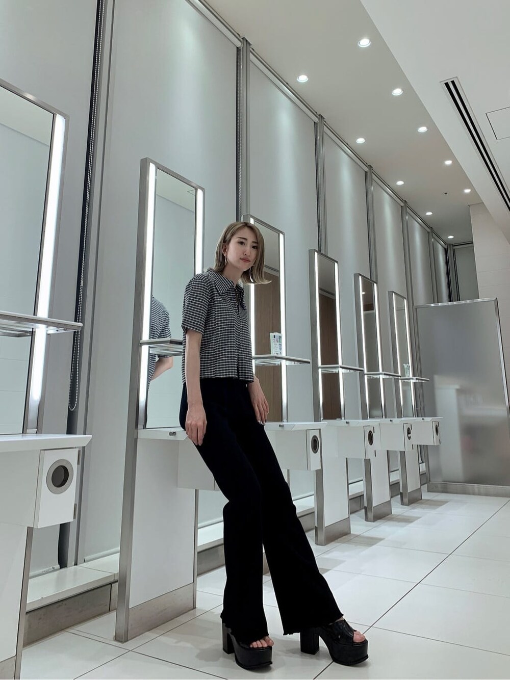 ブラック系のその他パンツ、その他のシャツ/ブラウス、ブラック系のサンダルを着用したレディースの春コーディネートの3枚目の写真