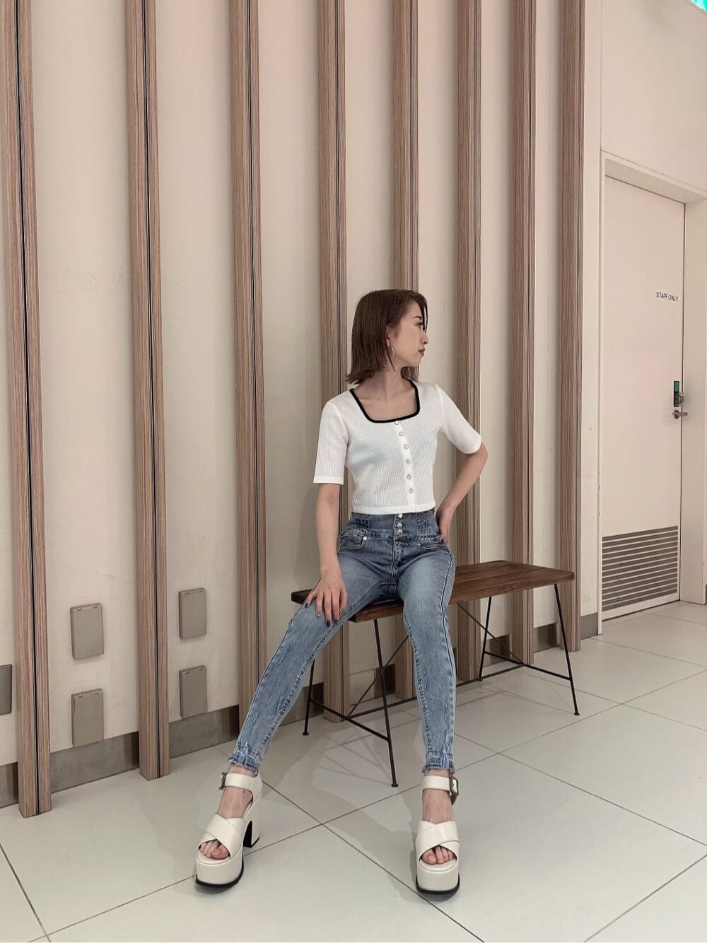 ホワイト系のサンダル、ブルー系のデニムパンツ、ホワイト系のTシャツ/カットソーを着用したレディースの春コーディネートの4枚目の写真