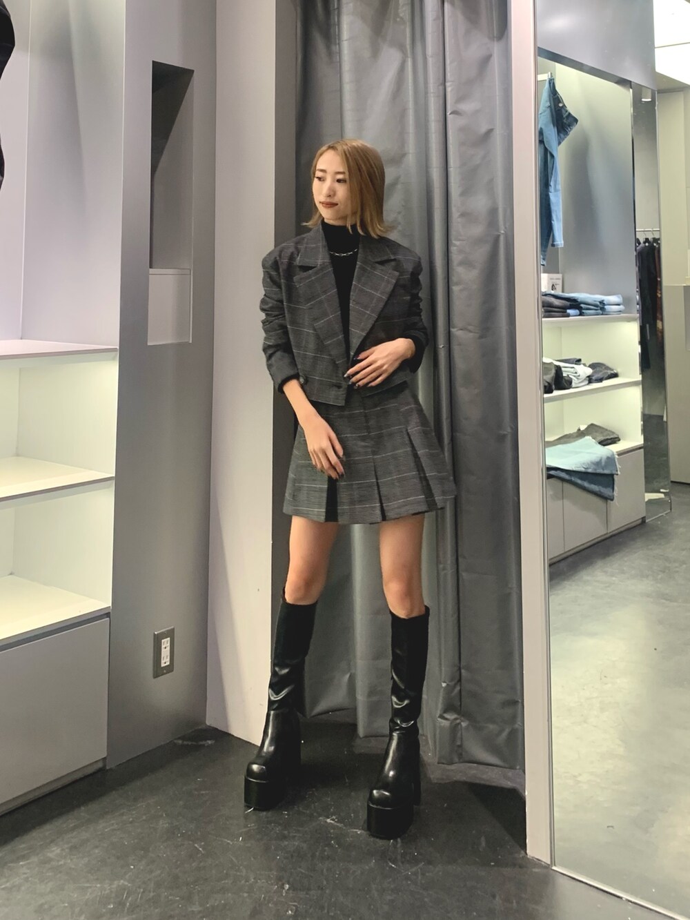 その他のスカート、その他のテーラードジャケット、ブラック系のニット/セーターを着用したレディースの秋コーディネートの3枚目の写真