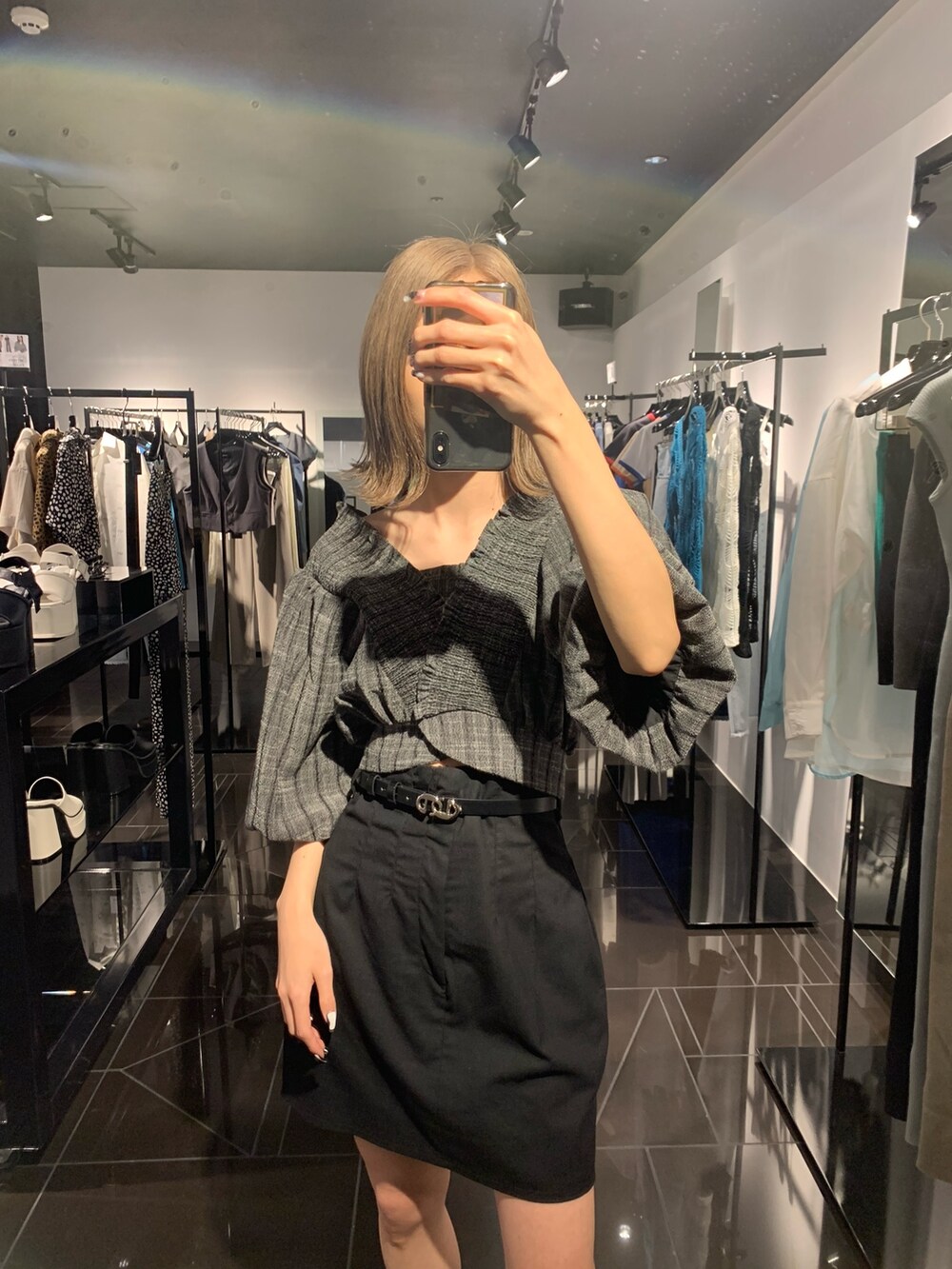 ブラック系のサンダル、ブラック系のTシャツ/カットソー、ブラック系のスカートを着用したレディースの春コーディネートの6枚目の写真