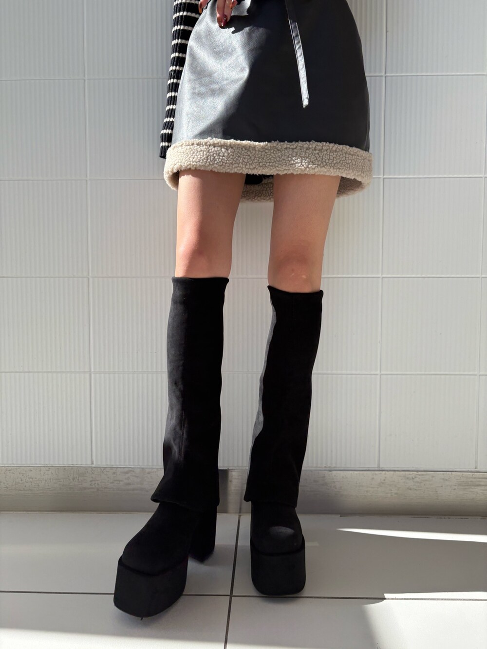 ブラック系のブーツ、グレー系のブルゾン、ブラック系のニット/セーターを着用したレディースの秋コーディネートの7枚目の写真