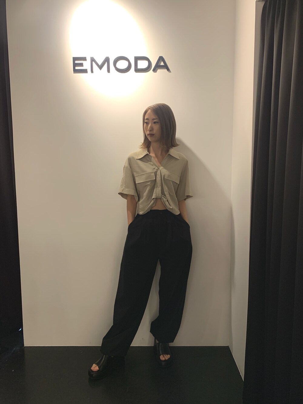 ベージュ系のシャツ/ブラウス、ブラック系のその他パンツ、ブラック系のサンダルを着用したレディースの春コーディネートの2枚目の写真