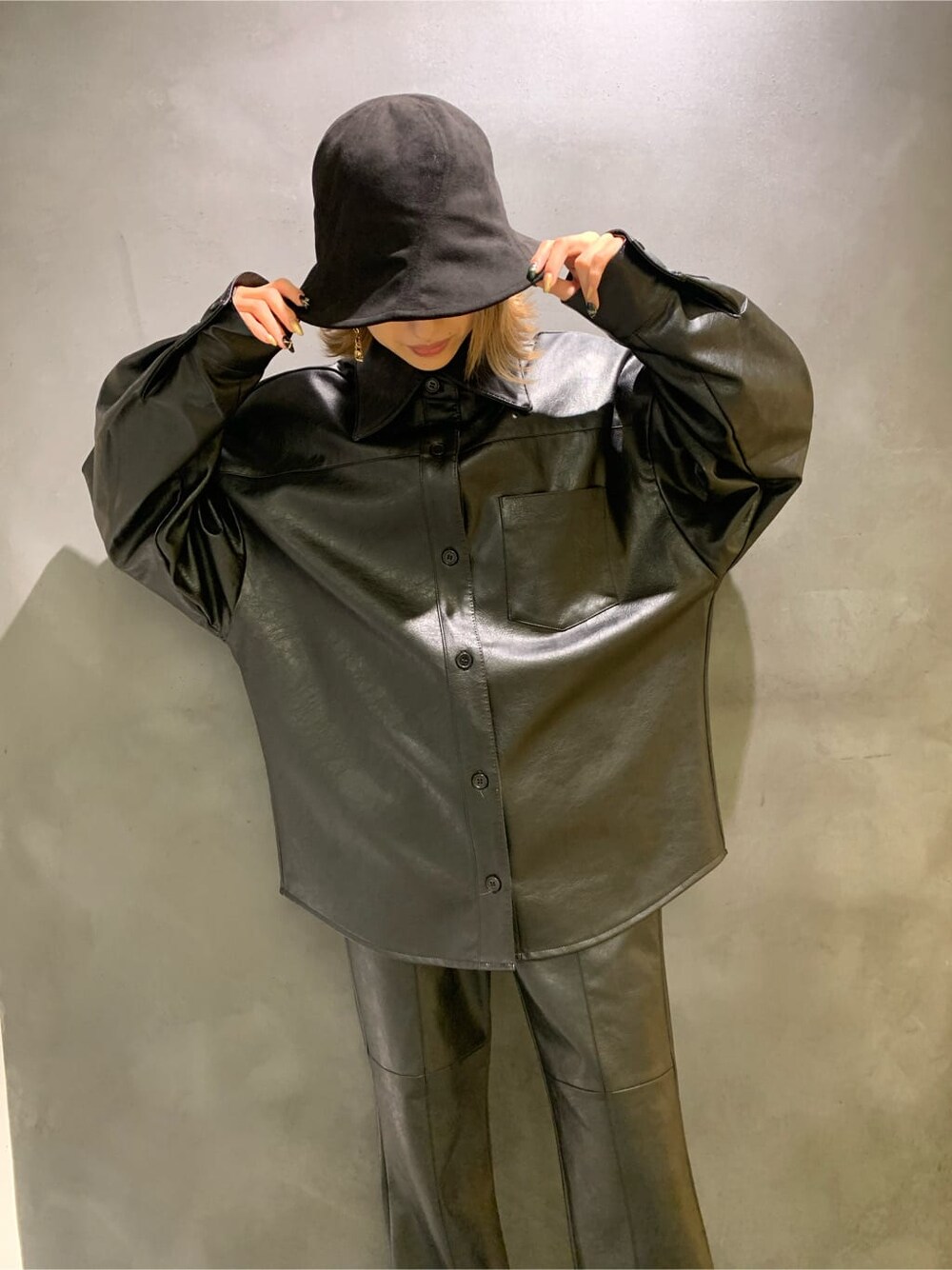 ブラック系のその他パンツ、ブラック系のシャツ/ブラウス、ホワイト系のローファーを着用したレディースの秋コーディネートの3枚目の写真