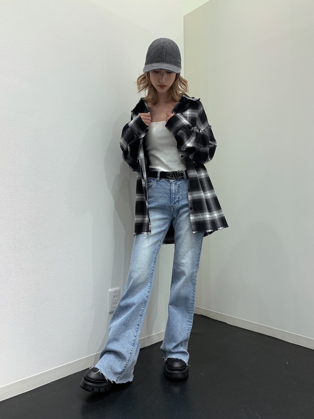 ブラック系のシャツ/ブラウス、ホワイト系のキャミソール、ブルー系のデニムパンツを着用したレディースの春コーディネートの4枚目の写真