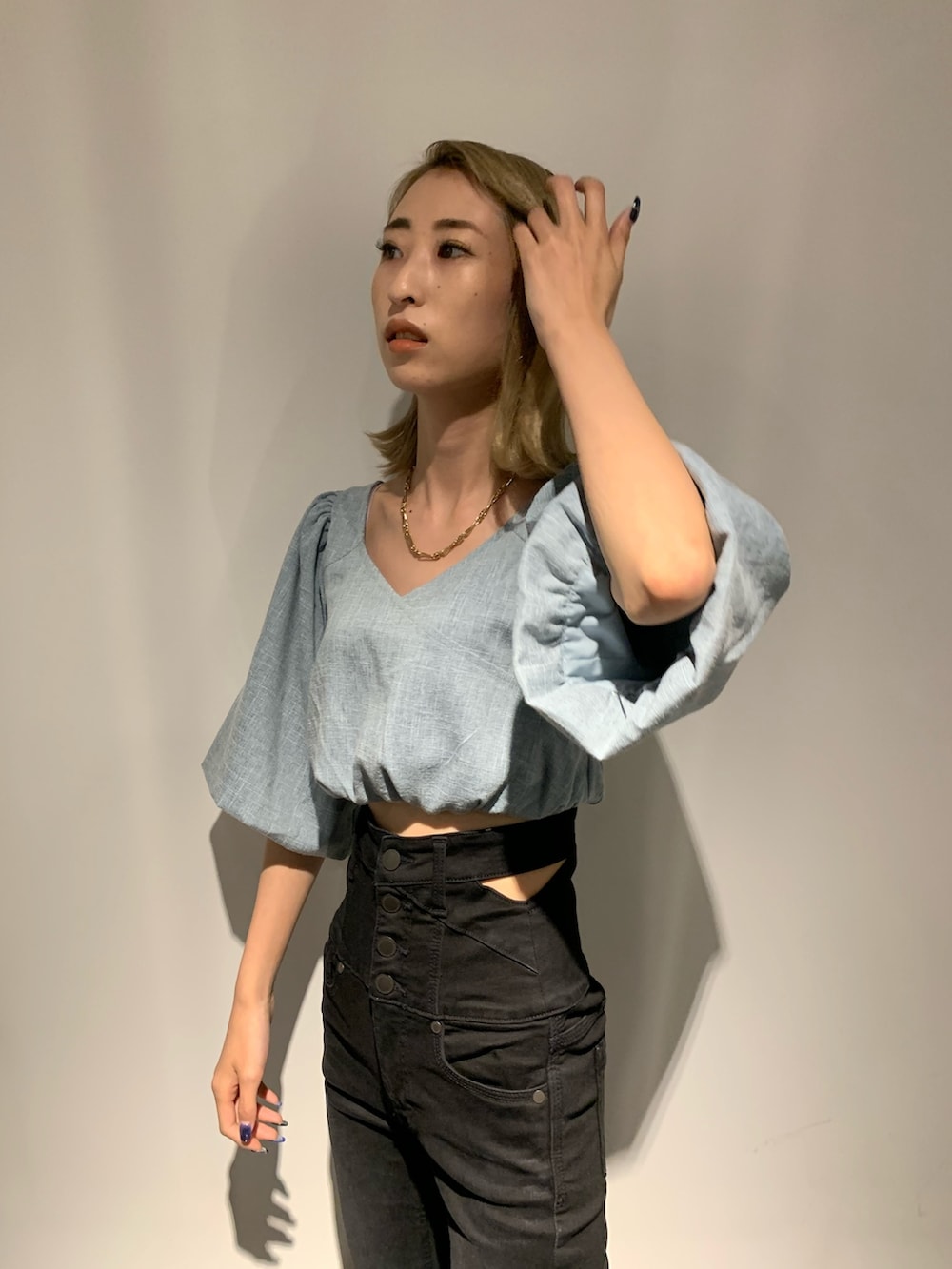 ブルー系のTシャツ/カットソー、ブラック系のデニムパンツ、ブラック系のサンダルを着用したレディースの夏コーディネートの3枚目の写真
