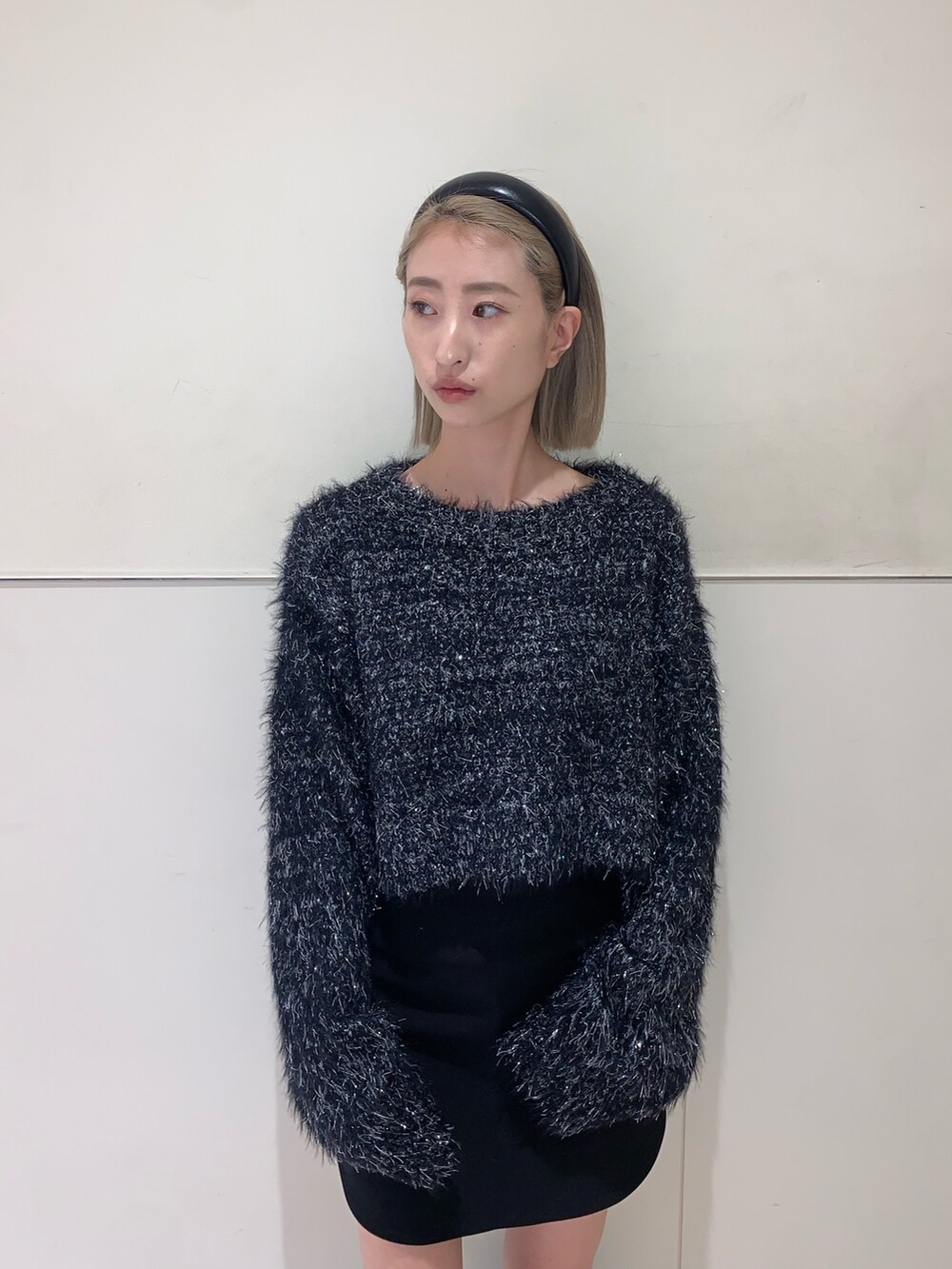 ブラック系のニット/セーター、ブラック系のスカート、ブラック系のブーツを着用したレディースの秋コーディネートの3枚目の写真