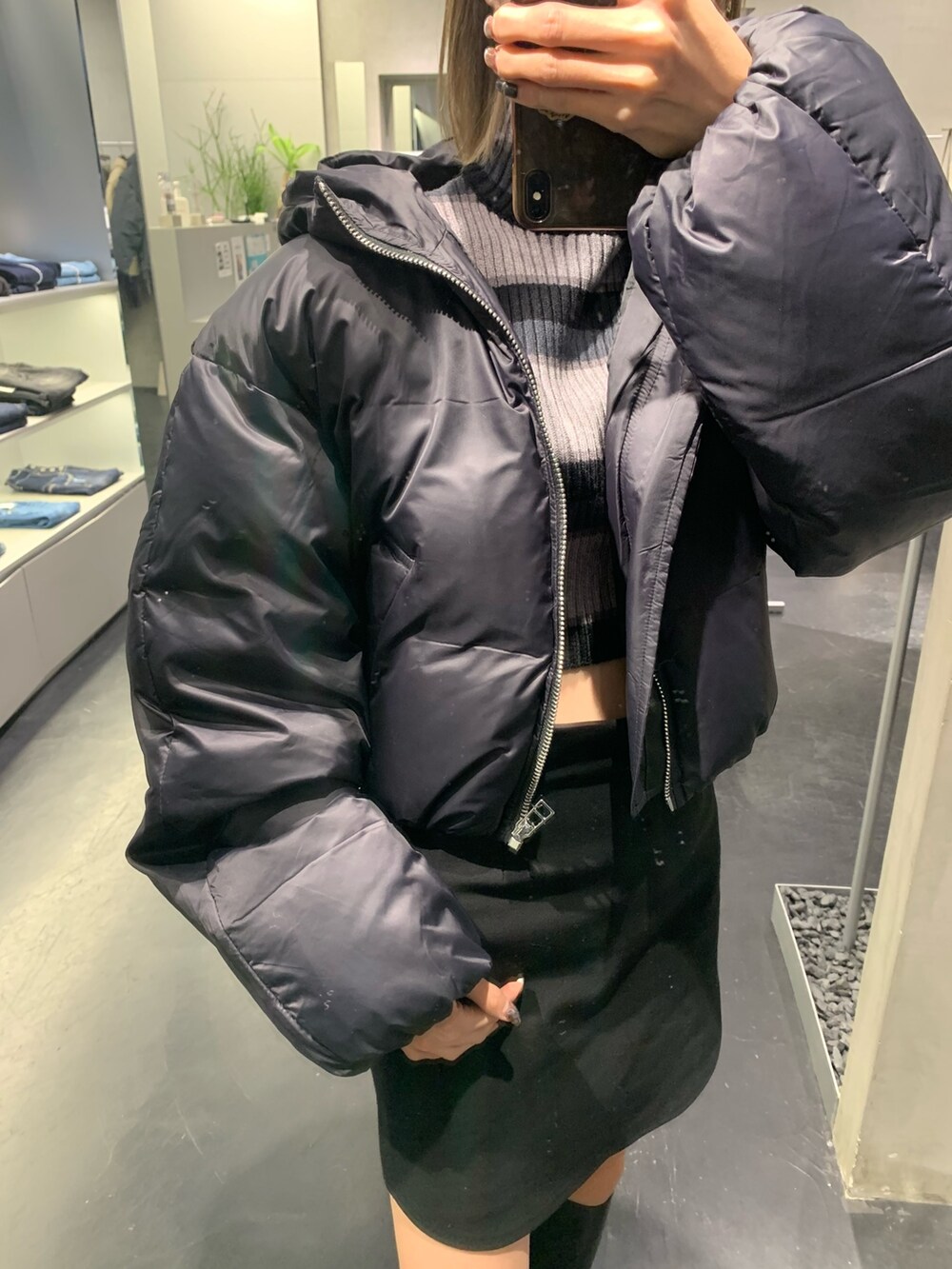 その他のニット/セーター、ブラック系のダウンジャケット/コート、ブラック系のスカートを着用したレディースの秋コーディネートの3枚目の写真