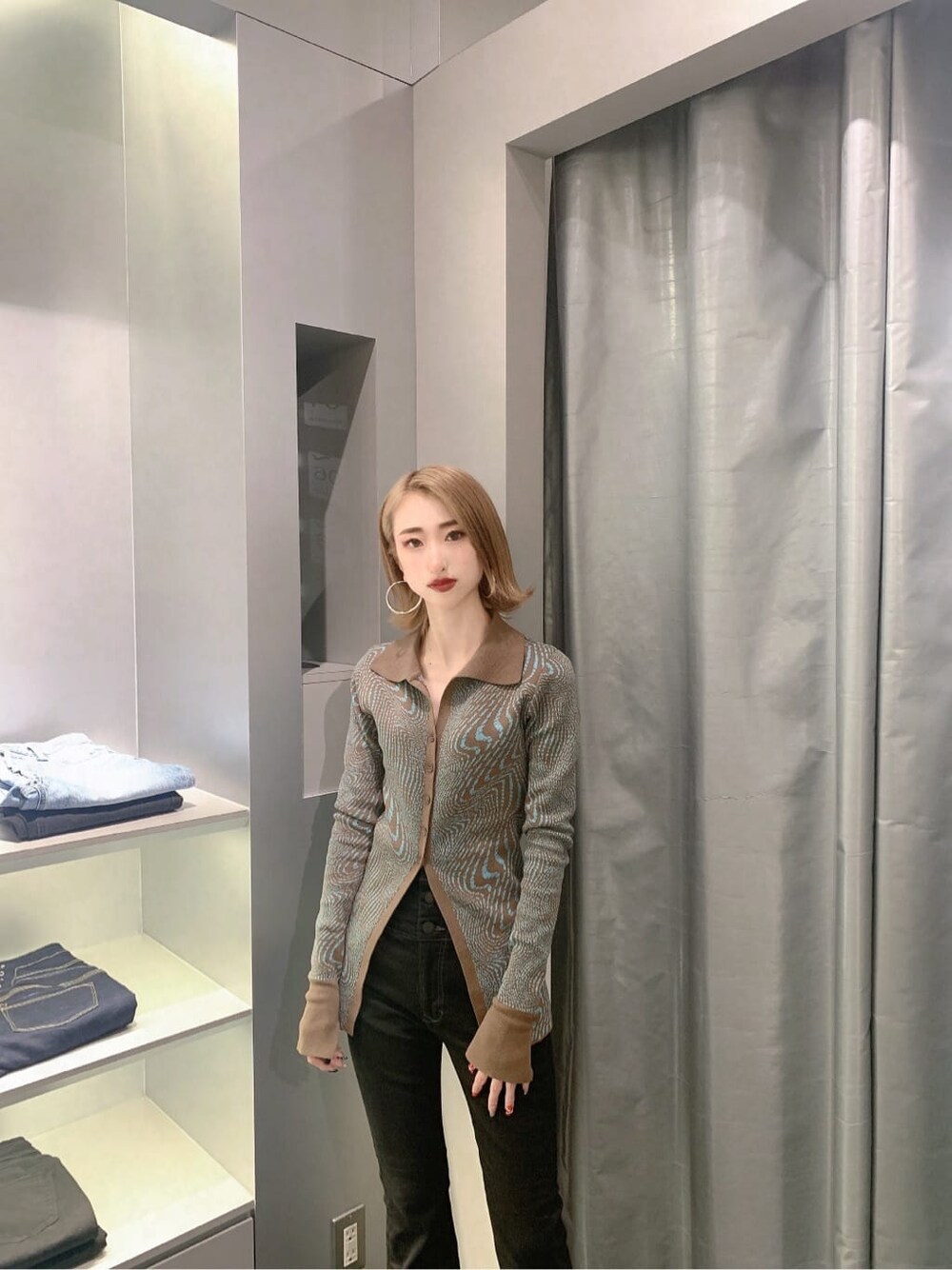 その他のカーディガン/ボレロ、ブラック系のブーツ、ブラック系のデニムパンツを着用したレディースの秋コーディネートの7枚目の写真