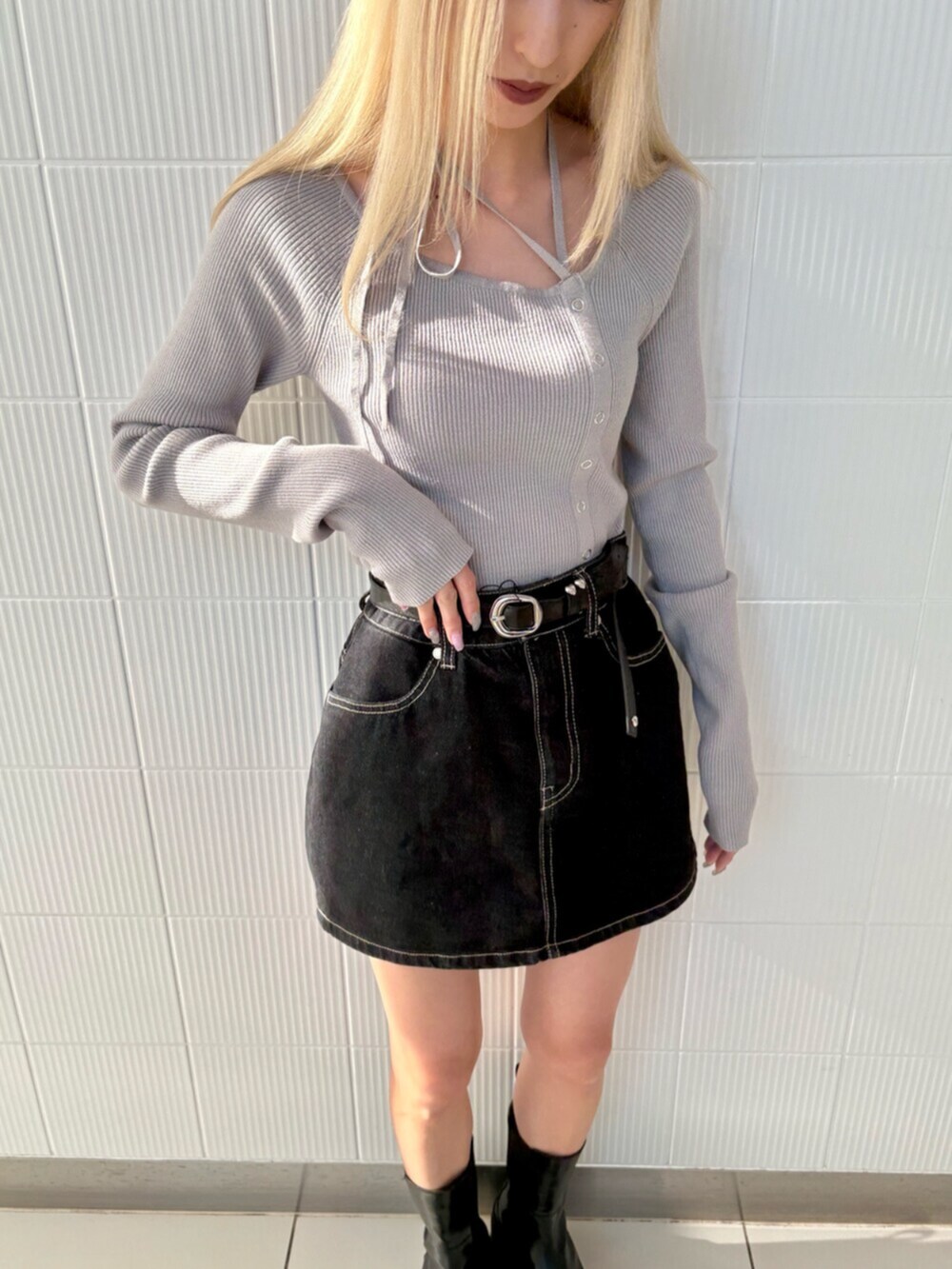 ブルー系のブルゾン、グレー系のニット/セーター、ブルー系のスカートを着用したレディースの冬コーディネートの7枚目の写真