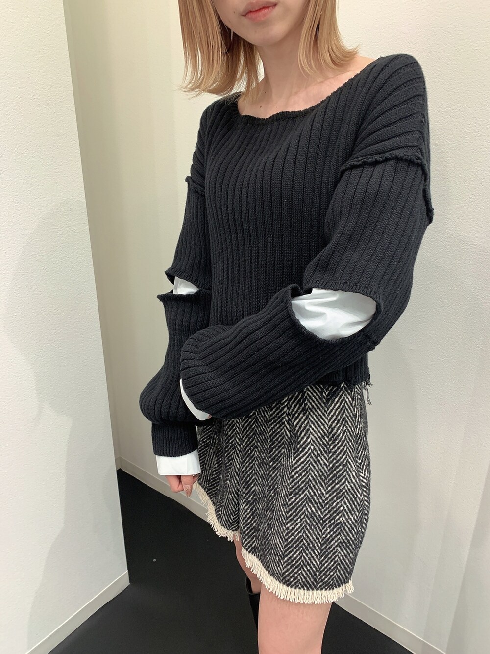 ブラック系のニット/セーター、ブラック系のブーツを着用したレディースの冬コーディネートの5枚目の写真