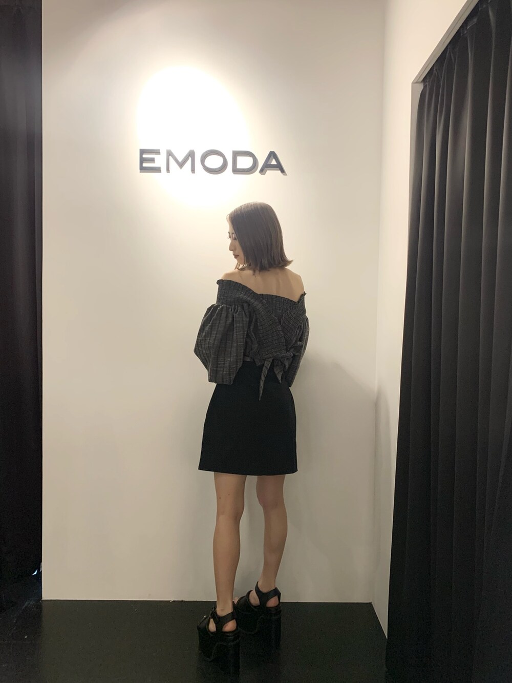 ブラック系のサンダル、ブラック系のTシャツ/カットソー、ブラック系のスカートを着用したレディースの春コーディネートの3枚目の写真