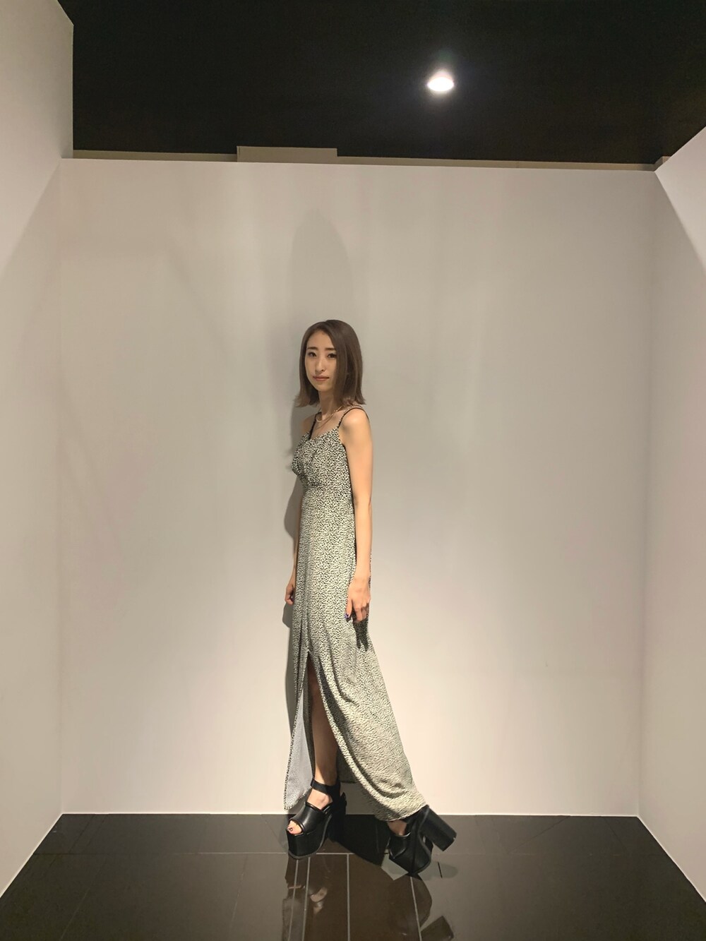 ブラック系のキャミソール、その他のワンピース、ブラック系のサンダルを着用したレディースの春コーディネートの8枚目の写真