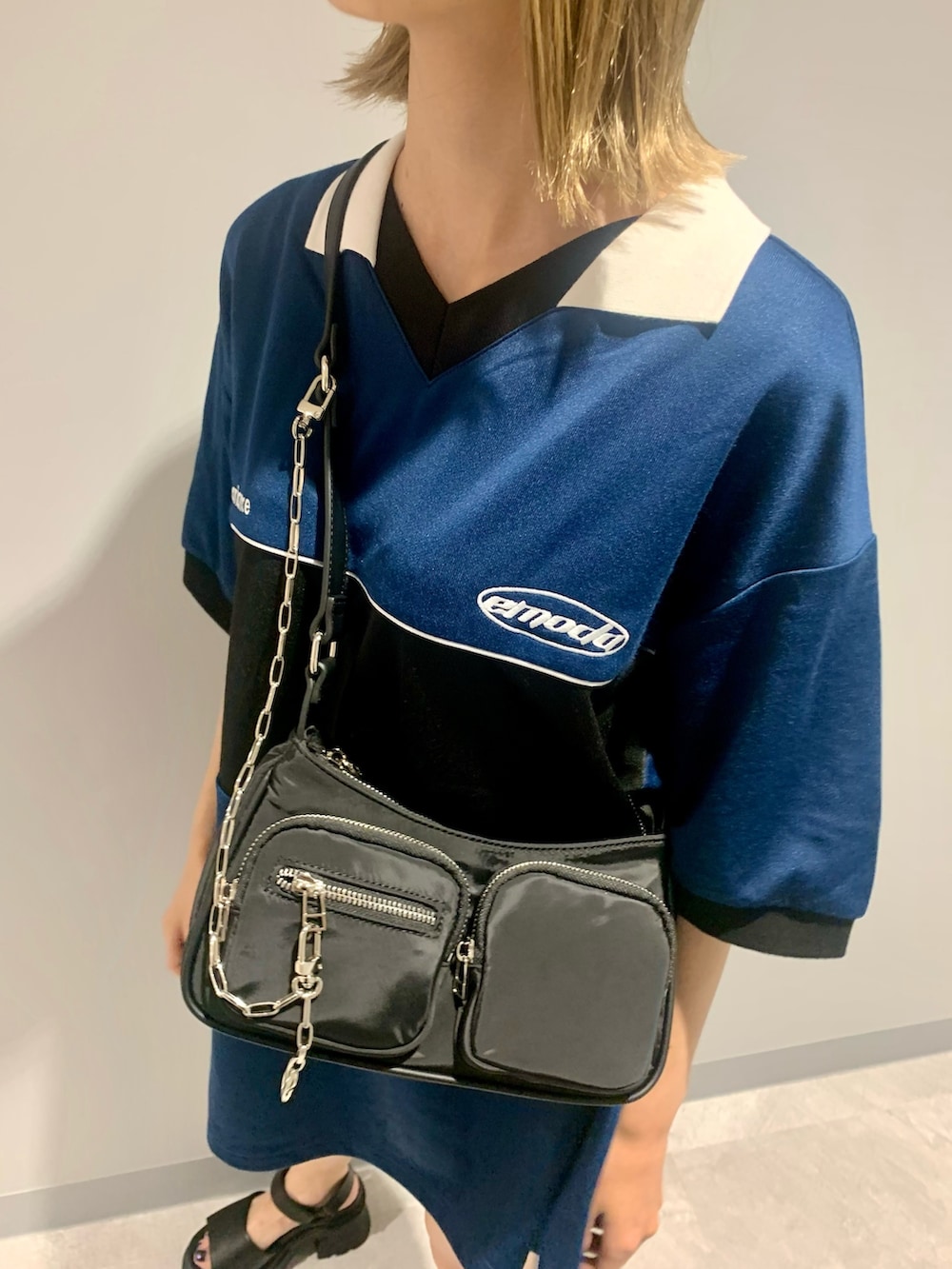 ブルー系のTシャツ/カットソー、ブラック系のハンドバッグ、ブラック系のサンダルを着用したレディースの夏コーディネートの5枚目の写真