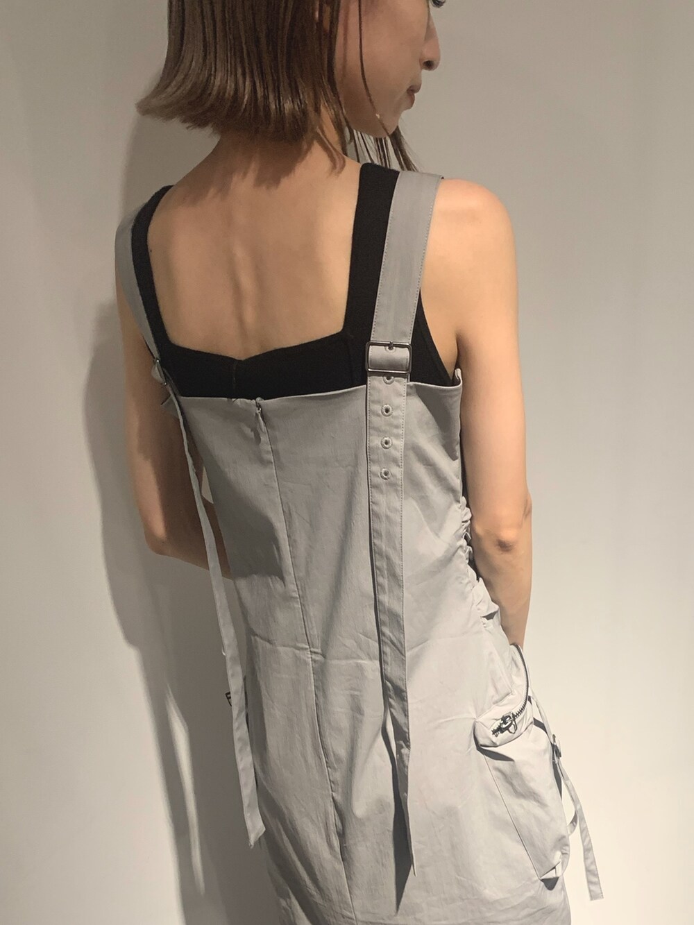 グレー系のワンピース、グレー系のサンダル、ブラック系のタンクトップを着用したレディースの夏コーディネートの7枚目の写真