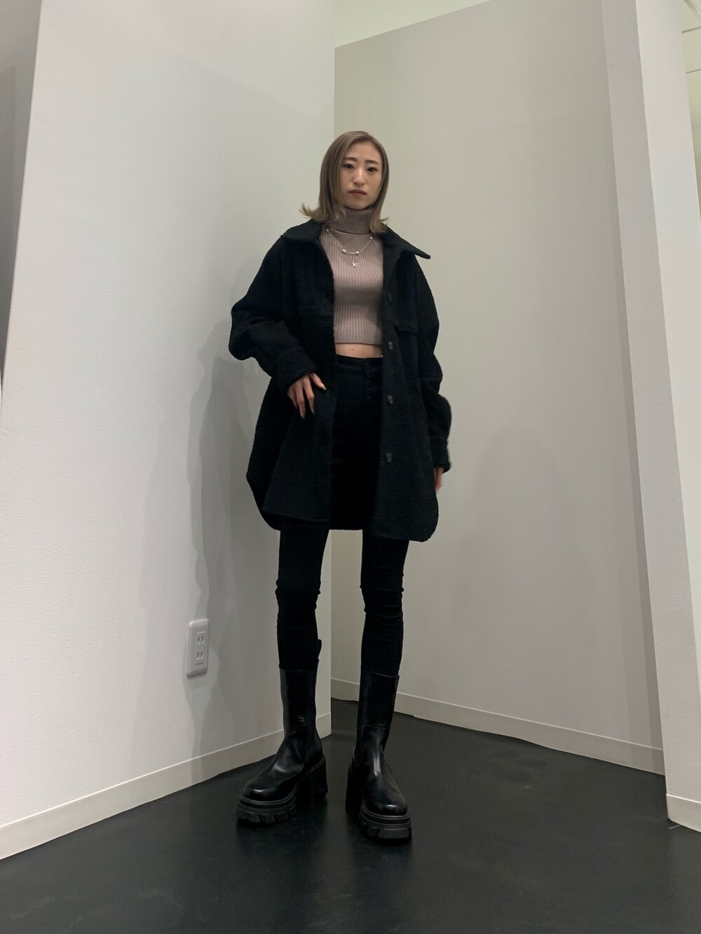 ベージュ系のニット/セーター、ブラック系のブルゾン、ブラック系のデニムパンツを着用したレディースの冬コーディネートの3枚目の写真