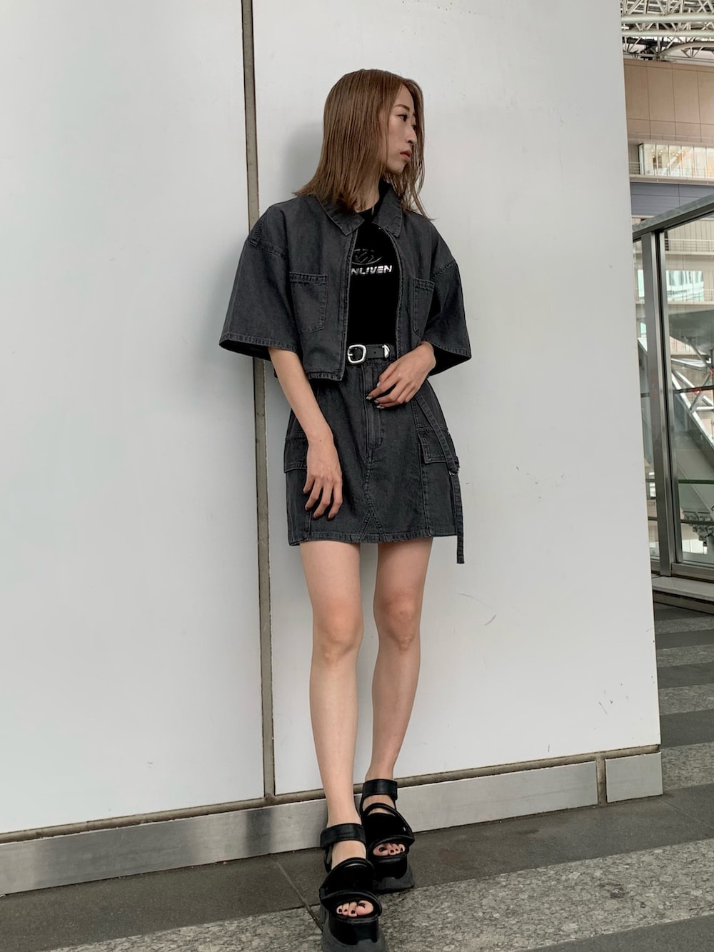 グレー系のシャツ/ブラウス、グレー系のデニムスカート、ブラック系のTシャツ/カットソーを着用したレディースの夏コーディネートの5枚目の写真