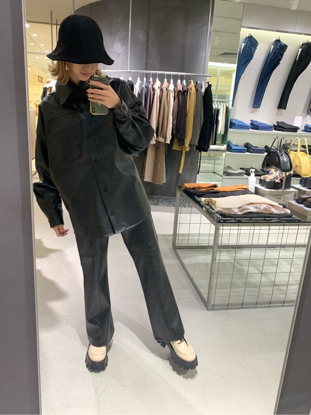ブラック系のその他パンツ、ブラック系のシャツ/ブラウス、ホワイト系のローファーを着用したレディースの秋コーディネートの2枚目の写真