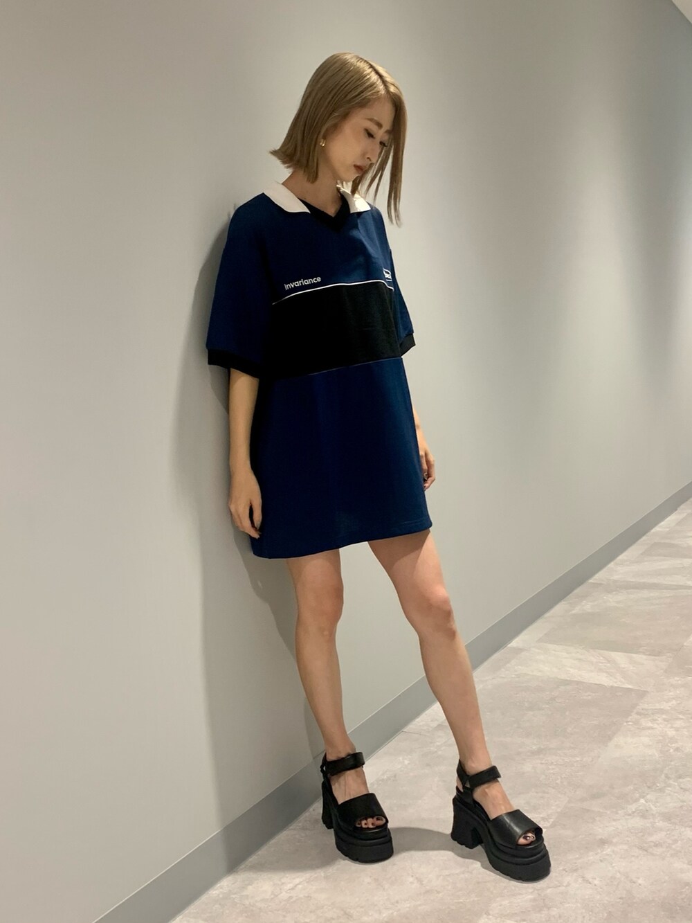 ブルー系のTシャツ/カットソー、ブラック系のハンドバッグ、ブラック系のサンダルを着用したレディースの夏コーディネートの6枚目の写真