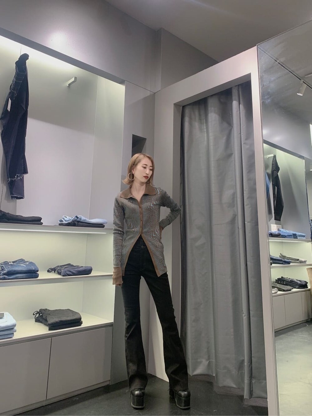 その他のカーディガン/ボレロ、ブラック系のブーツ、ブラック系のデニムパンツを着用したレディースの秋コーディネートの3枚目の写真