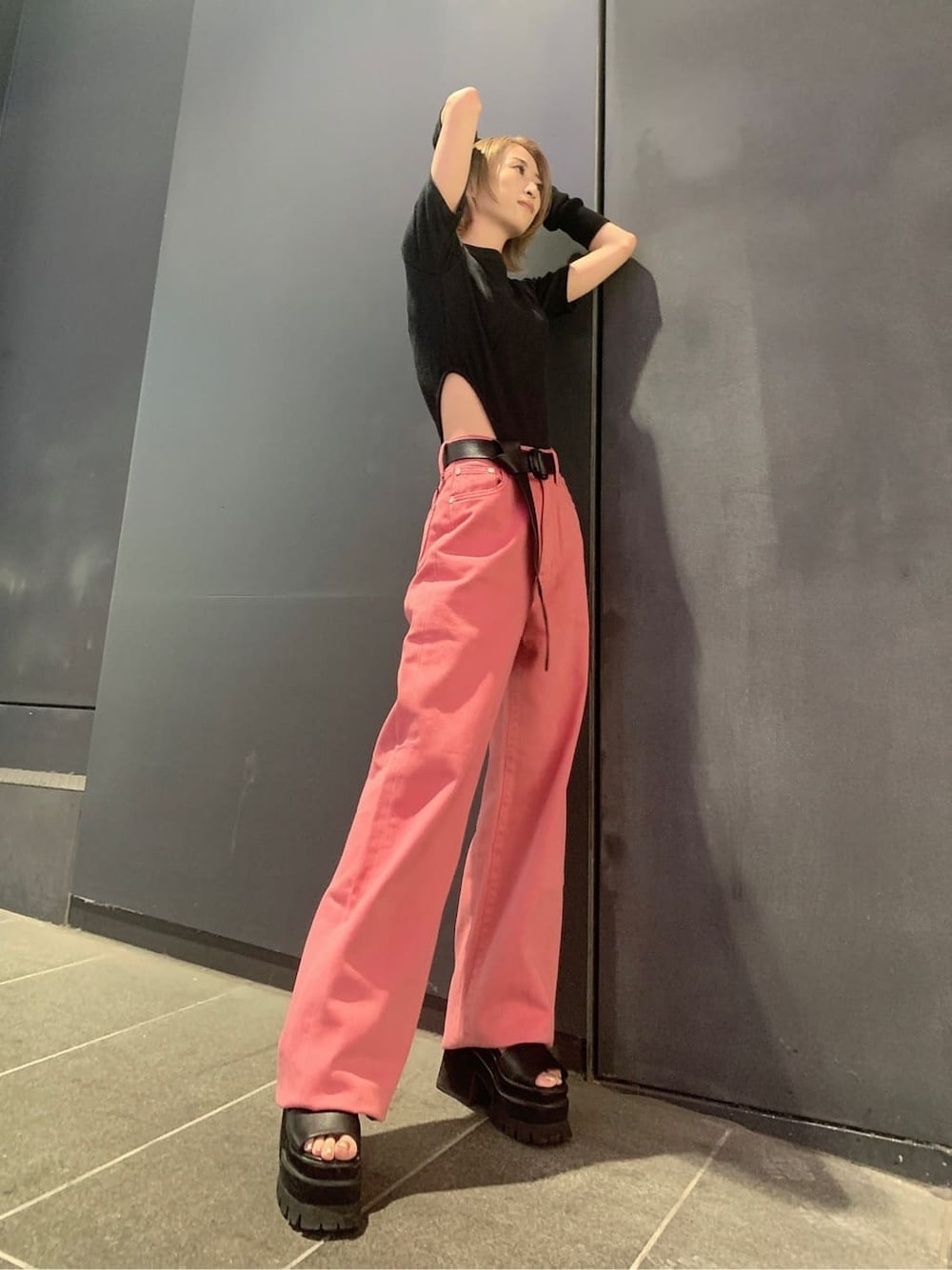ピンク系のデニムパンツ、ブラック系のサンダル、ブラック系のTシャツ/カットソーを着用したレディースの夏コーディネートの4枚目の写真