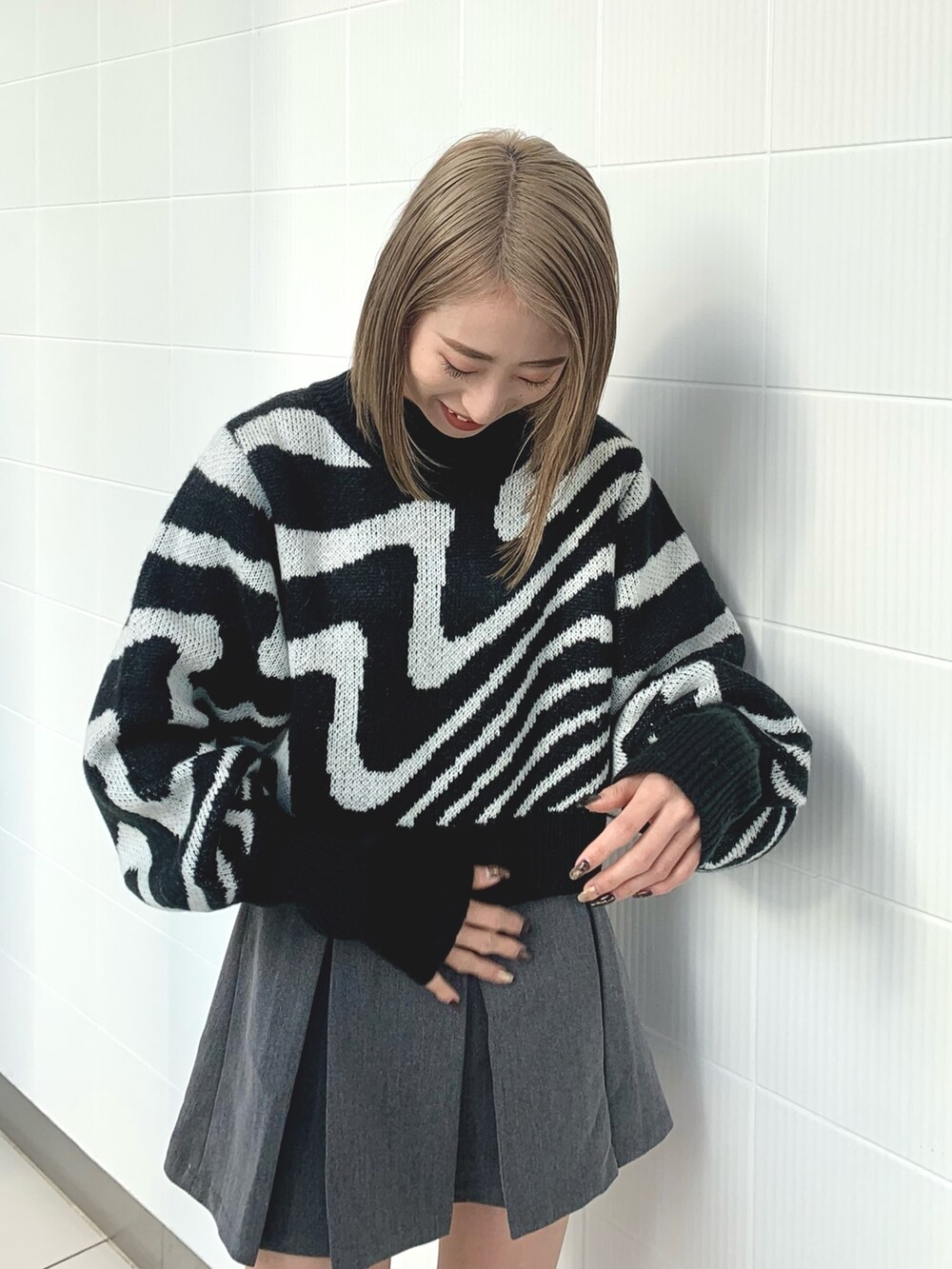 ブラック系のニット/セーター、ブラック系のブルゾン、ブラック系のブーツを着用したレディースの冬コーディネートの8枚目の写真