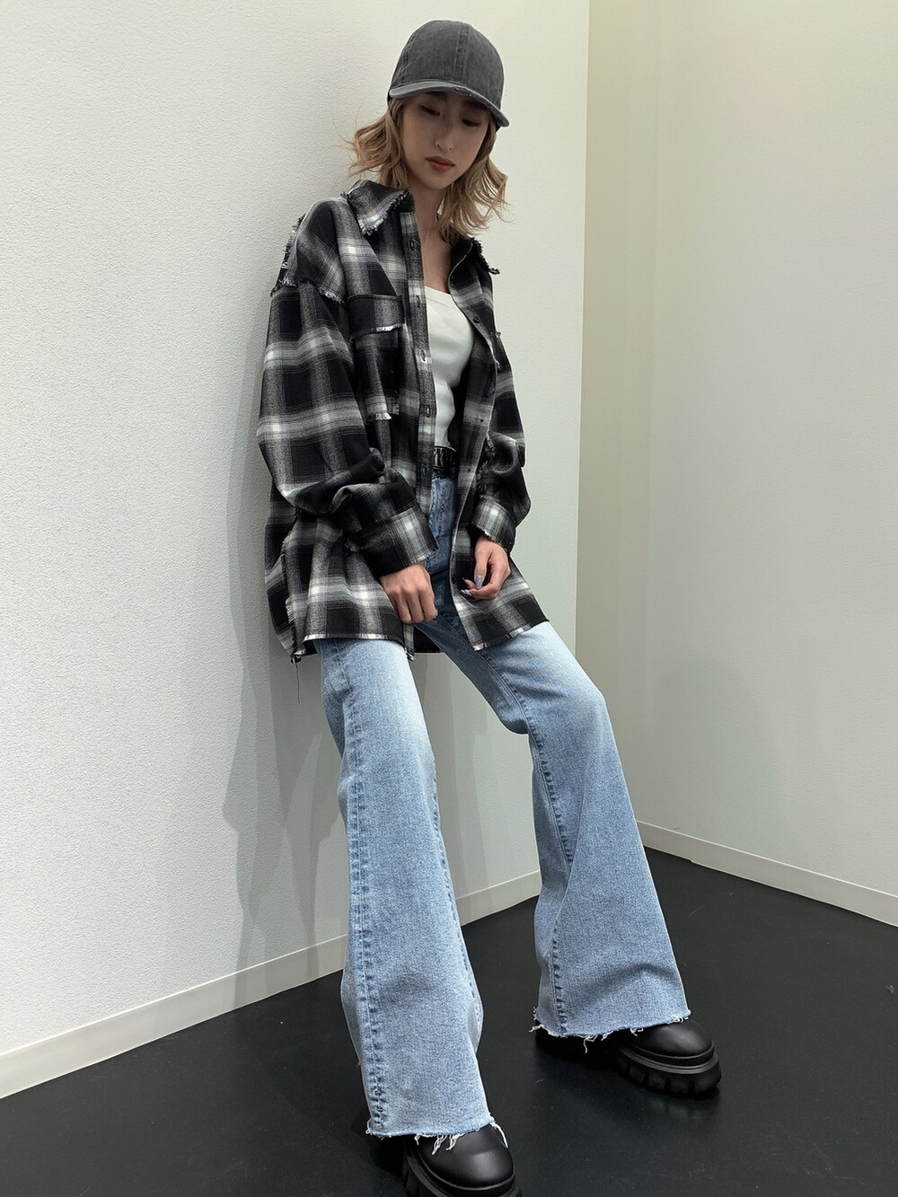 ブラック系のシャツ/ブラウス、ホワイト系のキャミソール、ブルー系のデニムパンツを着用したレディースの春コーディネートの6枚目の写真