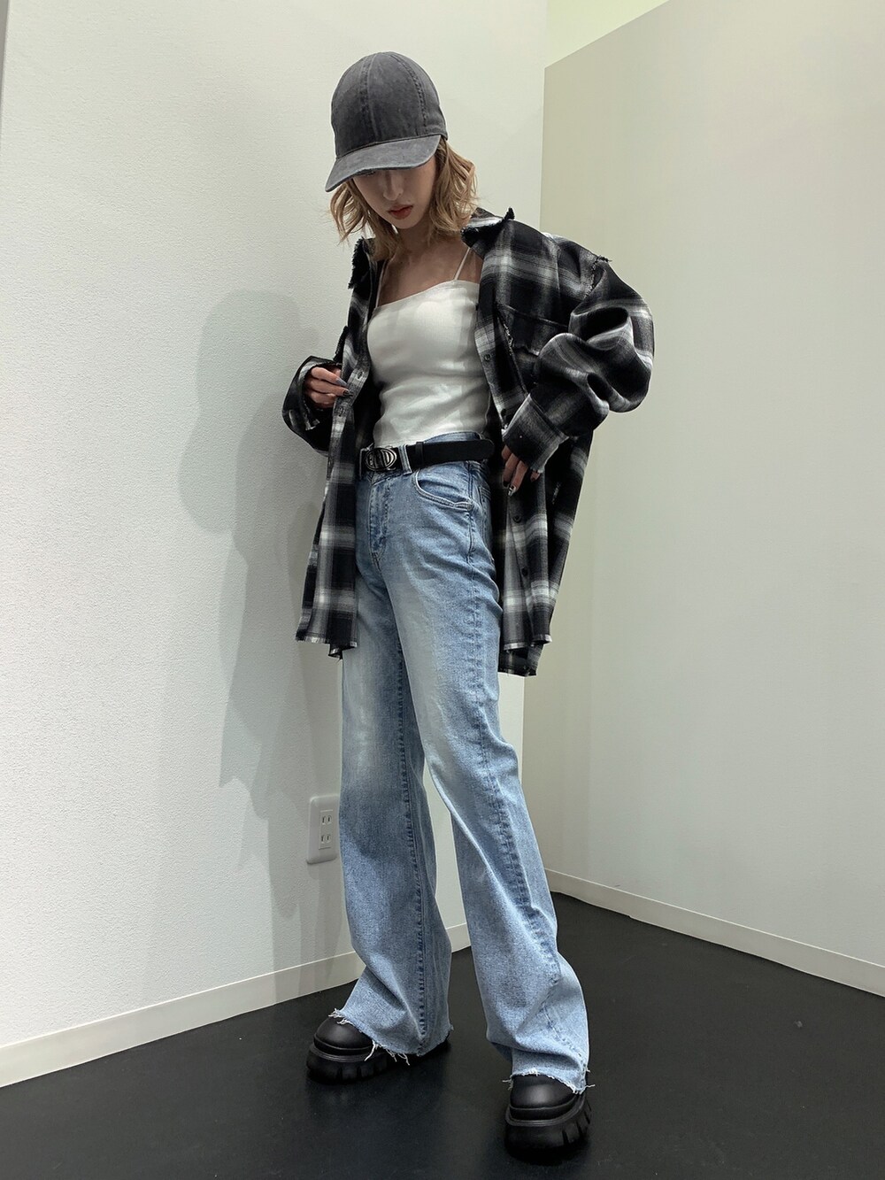 ブラック系のシャツ/ブラウス、ホワイト系のキャミソール、ブルー系のデニムパンツを着用したレディースの春コーディネートの8枚目の写真