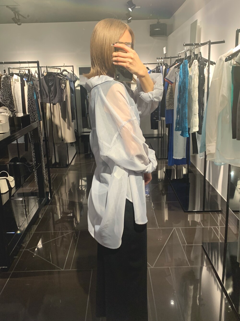 ブラック系のワンピース、グレー系のシャツ/ブラウス、ブラック系のサンダルを着用したレディースの春コーディネートの6枚目の写真