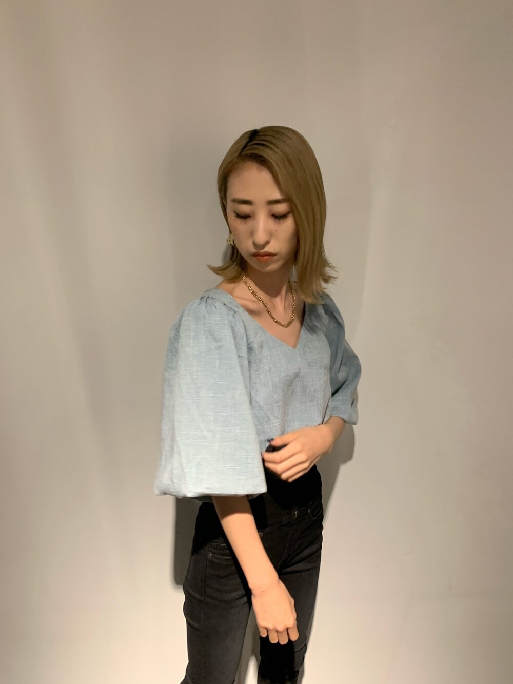 ブルー系のTシャツ/カットソー、ブラック系のデニムパンツ、ブラック系のサンダルを着用したレディースの夏コーディネートの4枚目の写真