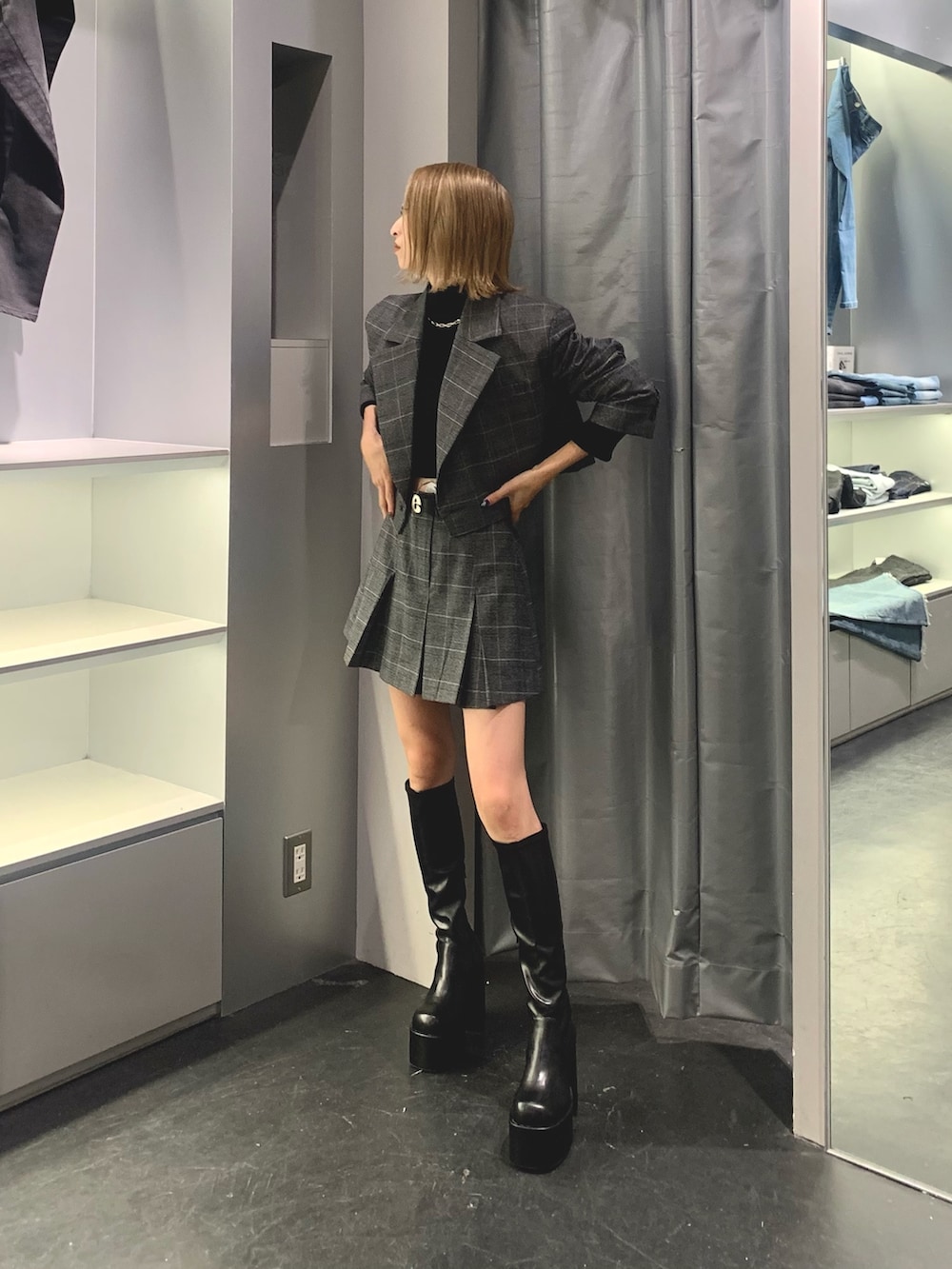 その他のスカート、その他のテーラードジャケット、ブラック系のニット/セーターを着用したレディースの秋コーディネートの2枚目の写真